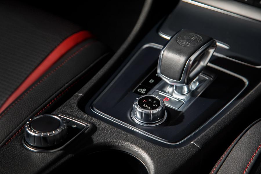 Детали интерьера Mercedes-AMG CLA45 4Matic (C117) 2016 года  (NA) (фото 26 из 34)